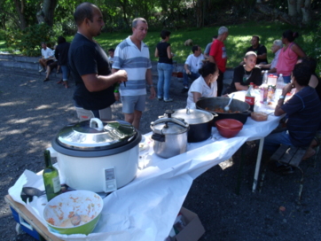 Bien garnie la table! Bien garnie la table!