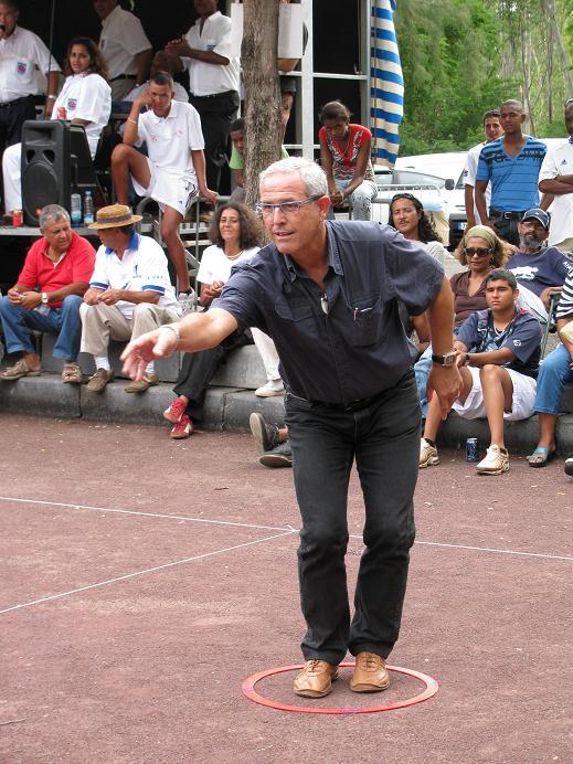 Jet du bouchon de Monsieur Lacouture Jean-Claude, Maire de l'Etang Salé, lors de la finale Jet du bouchon de Monsieur Lacouture Jean-Claude, Maire de l'Etang Salé, lors de la finale