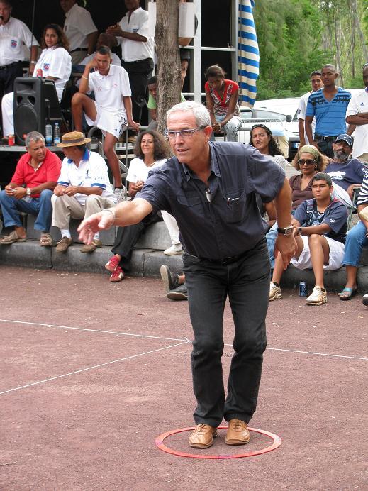 Jet du bouchon de Monsieur Lacouture Jean-Claude, Maire de l'Etang Salé, lors de la finale