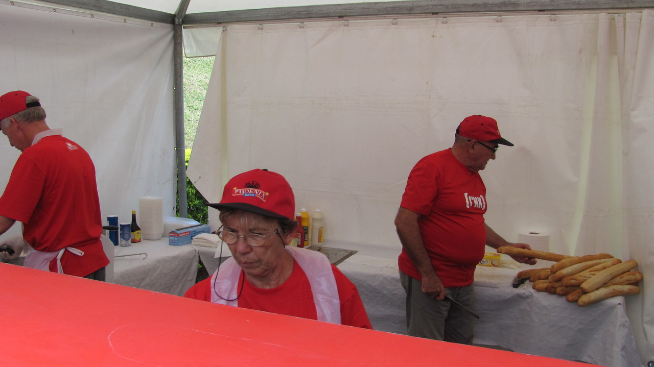 Le bar se prépare à recevoir Le bar se prépare à recevoir