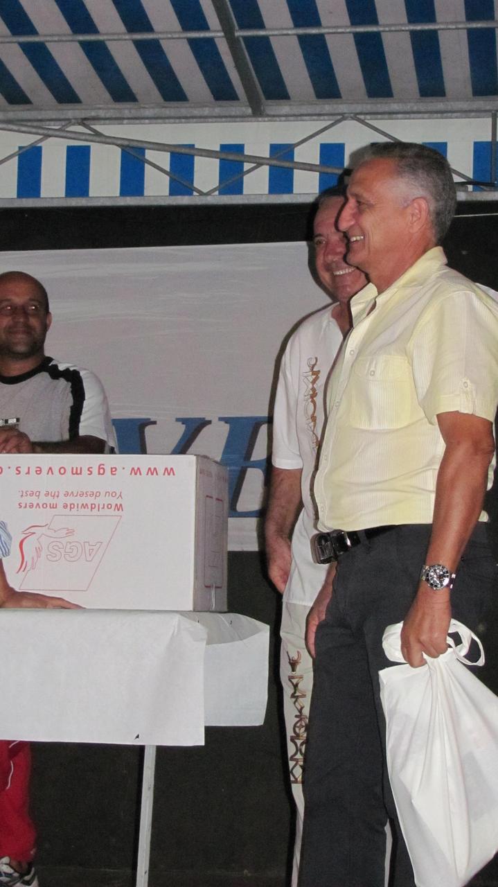 Remise de cadeaux aux partenaires de l'USCES Remise de cadeaux aux partenaires de l'USCES