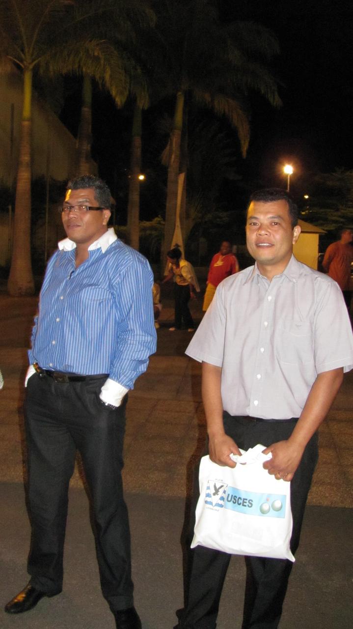 Remise de cadeaux aux partenaires de l'USCES Remise de cadeaux aux partenaires de l'USCES