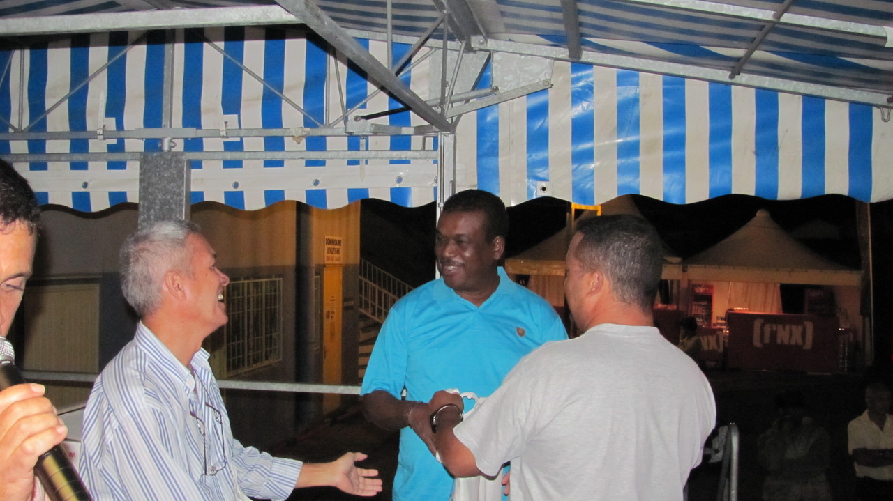 Remise de cadeaux aux partenaires de l'USCES Remise de cadeaux aux partenaires de l'USCES