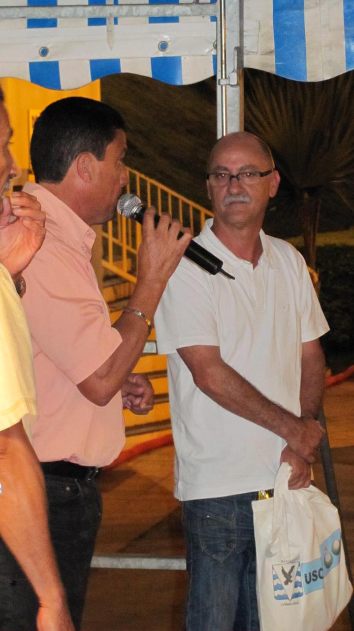 Remise de cadeaux aux partenaires de l'USCES Remise de cadeaux aux partenaires de l'USCES