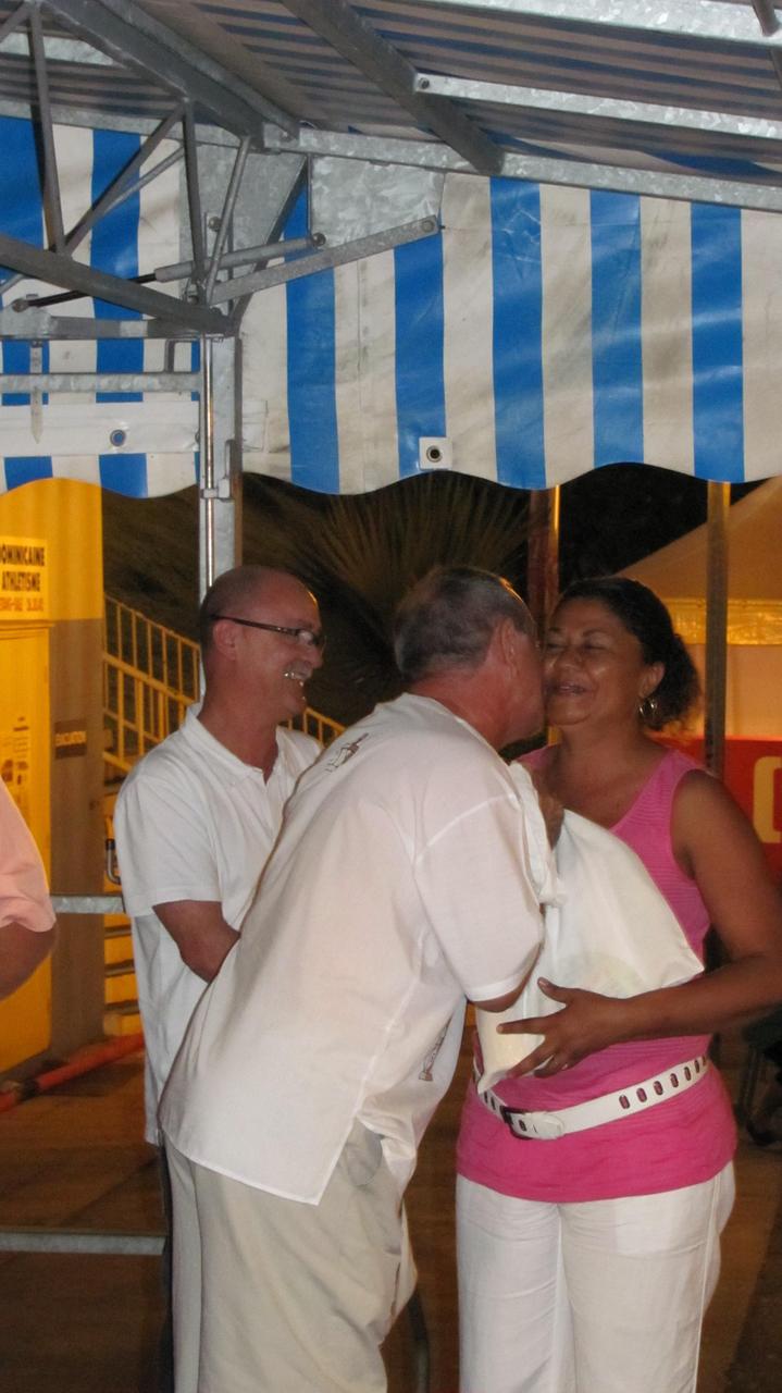 Remise de cadeaux aux partenaires de l'USCES Remise de cadeaux aux partenaires de l'USCES