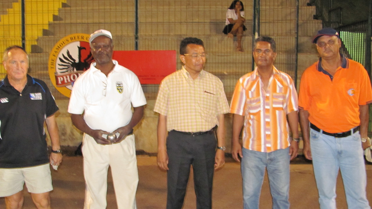 Tout le monde participe à la mêlée Tout le monde participe à la mêlée