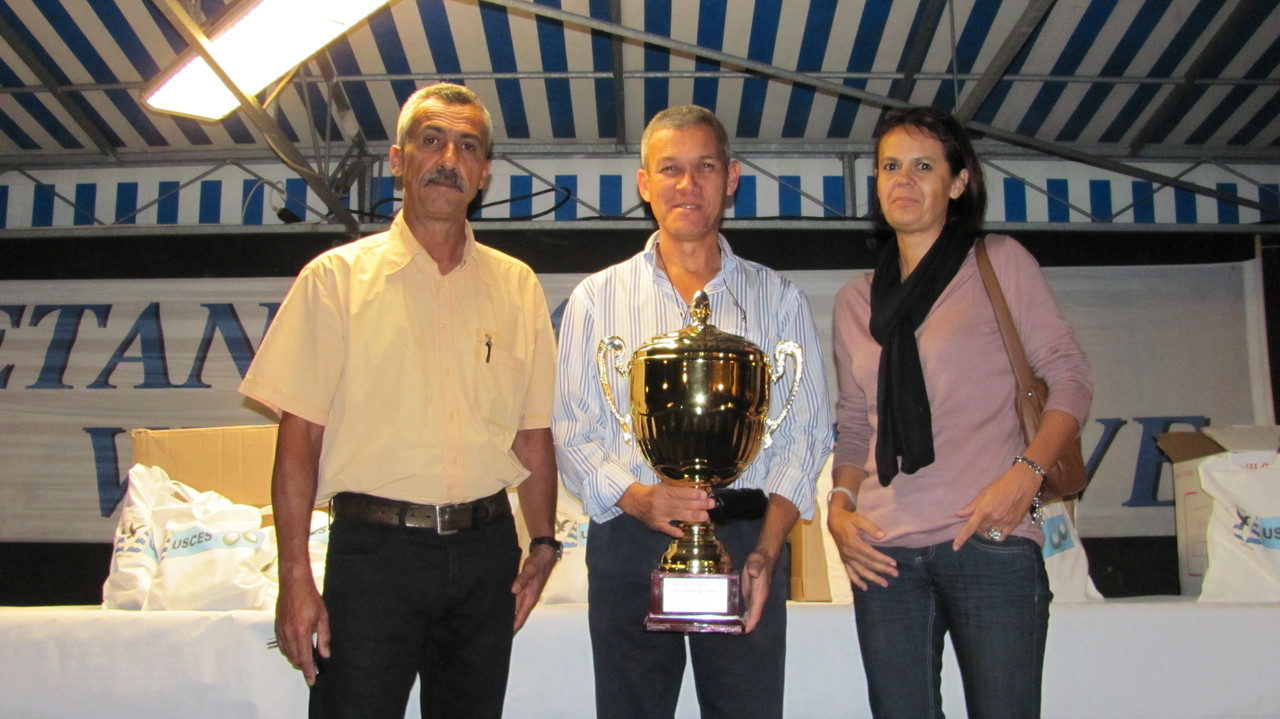 M. Toulet présente le trophée Challenge Toulet Médical M. Toulet présente le trophée Challenge Toulet Médical