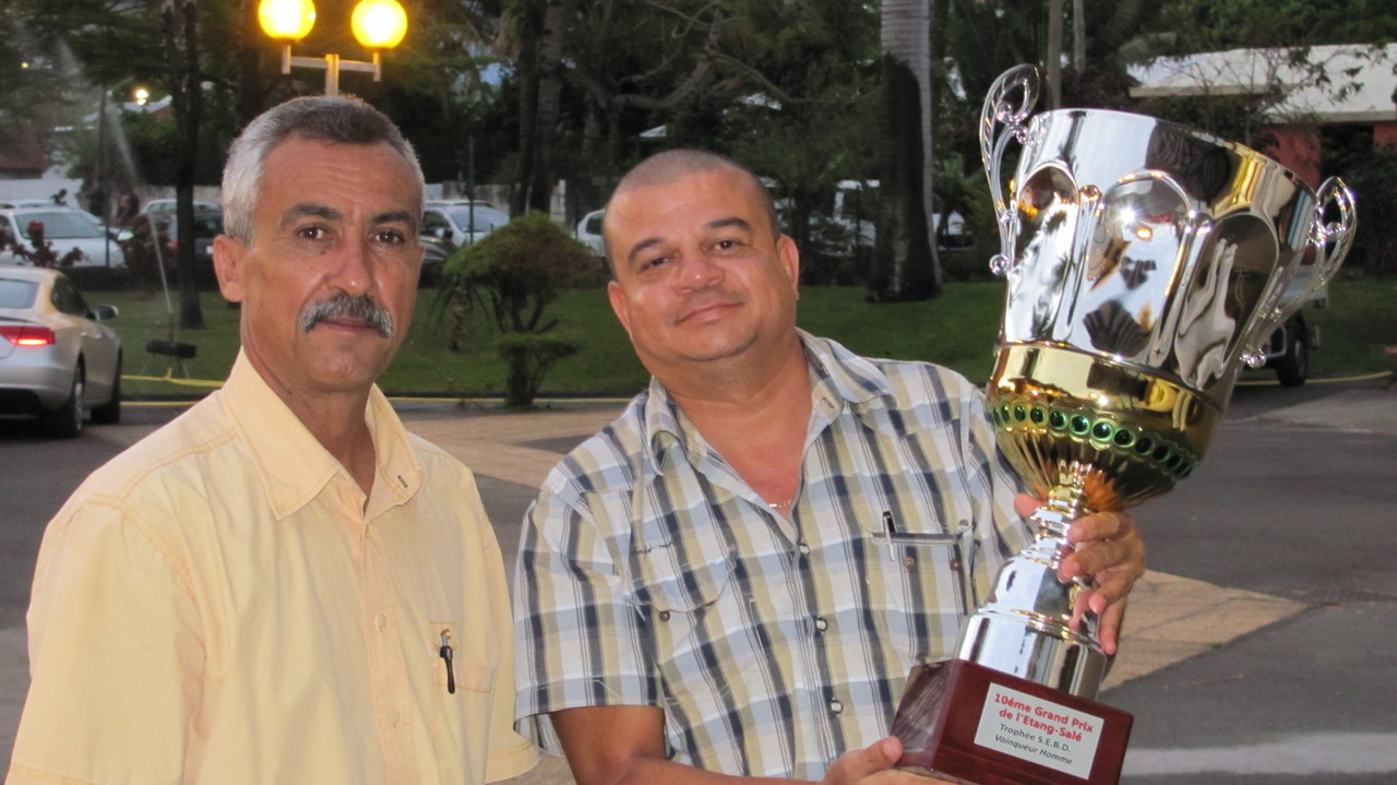 M. Douanier présente le trophée SEBD