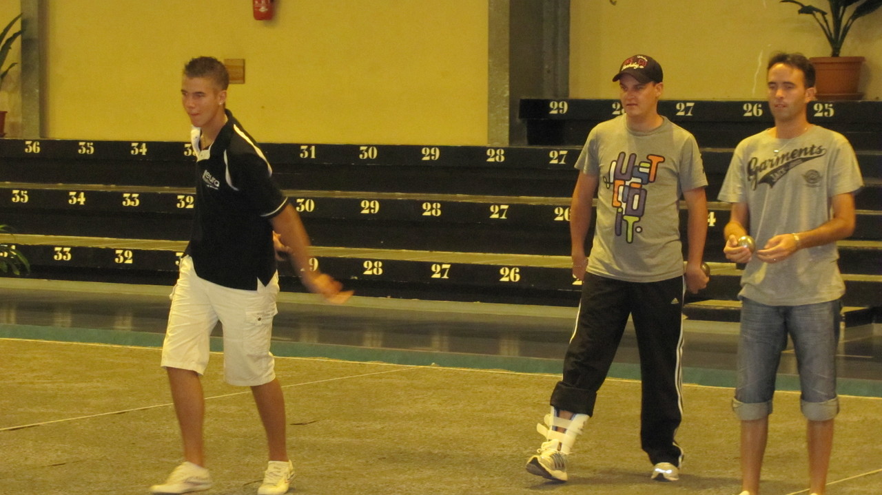 Les invités découvrent les terrains indoor Les invités découvrent les terrains indoor