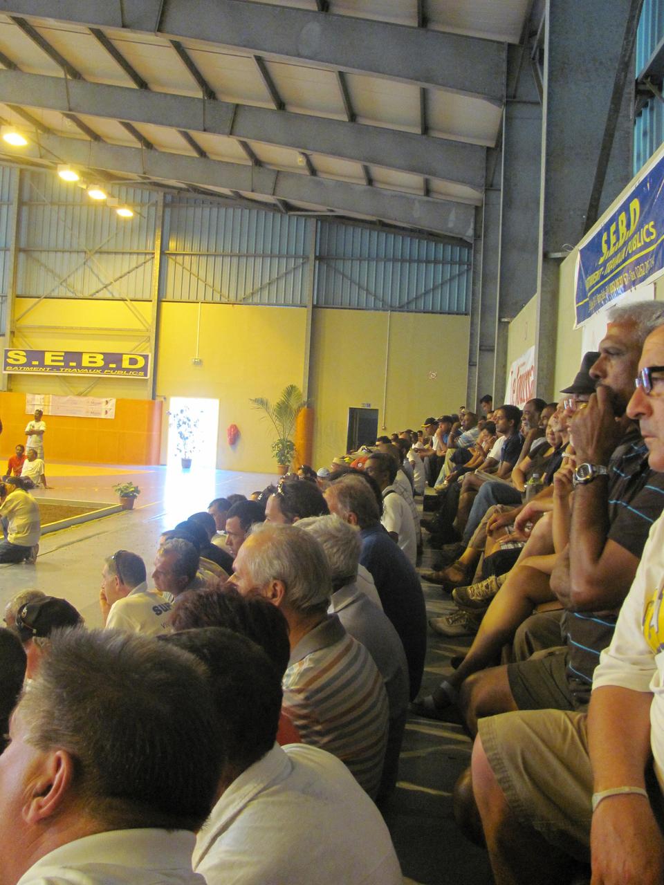 La tribune du gymnase La tribune du gymnase