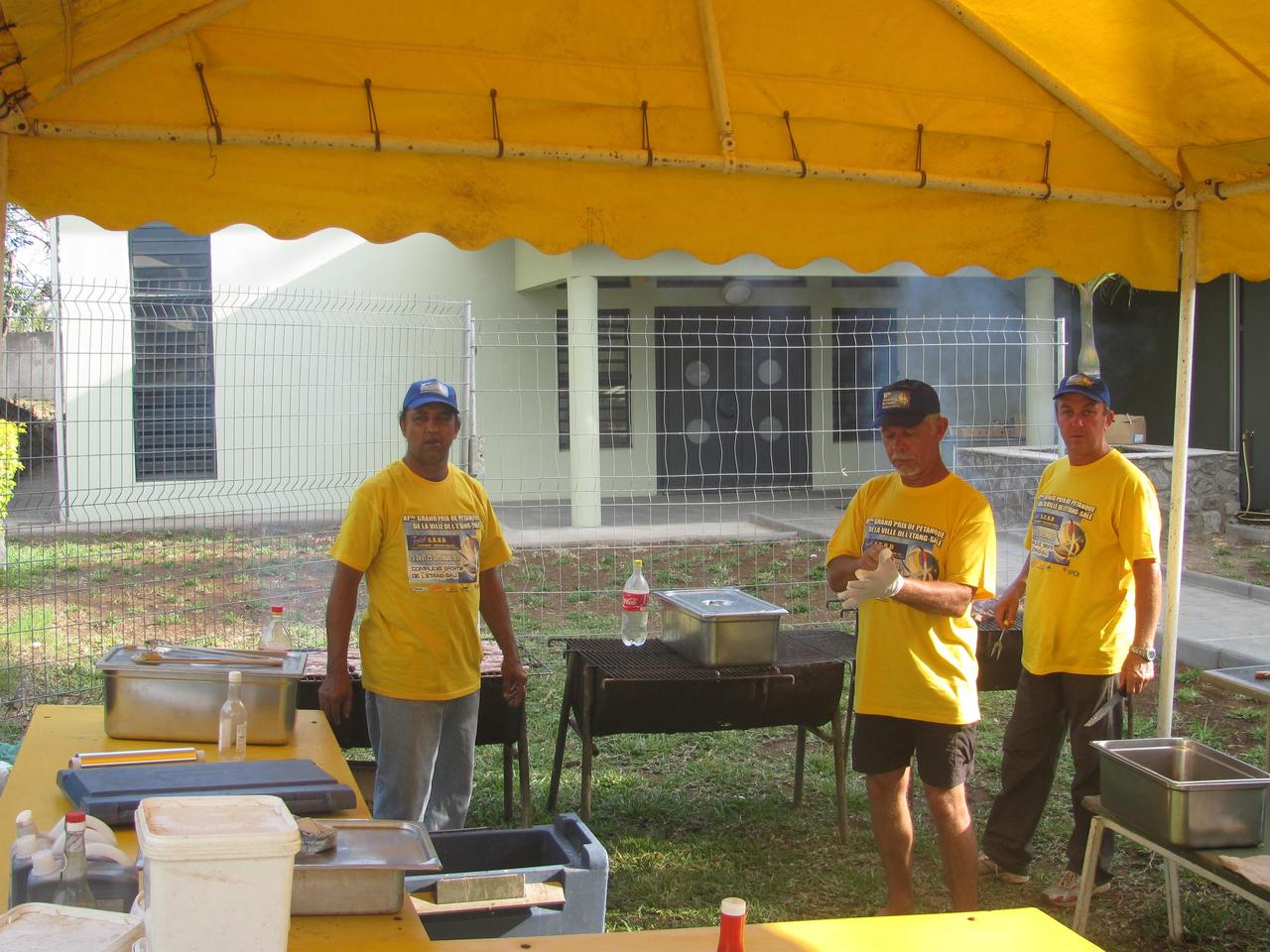 On prépare d'autres grillades On prépare d'autres grillades