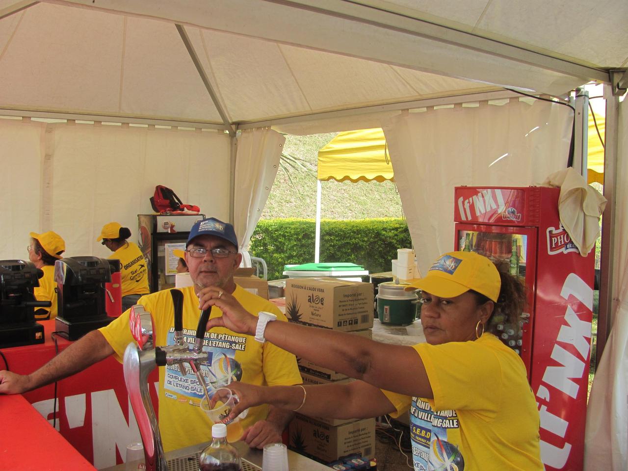 Le serveuse et la serveuse! Le serveuse et la serveuse!