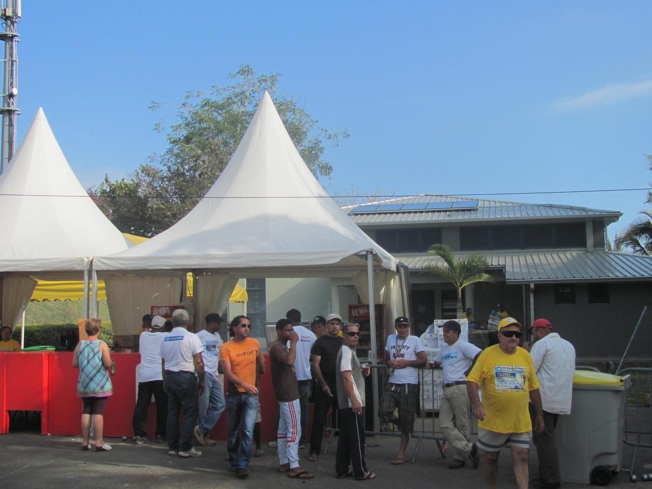 Les premiers assoiffés au bar Les premiers assoiffés au bar