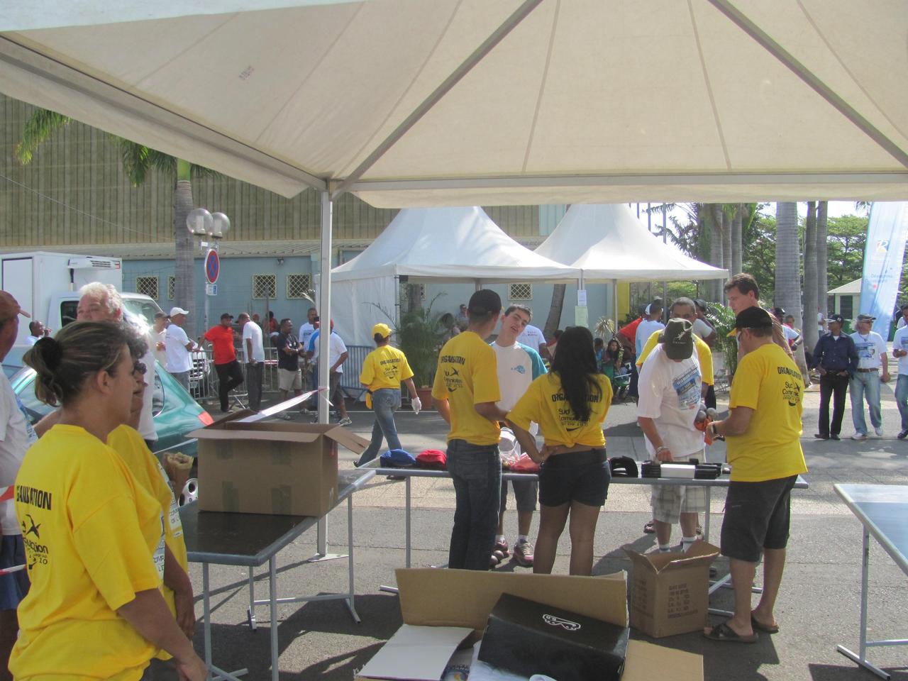 Distribution des tee-shirts, sans oublier la boutique Distribution des tee-shirts, sans oublier la boutique