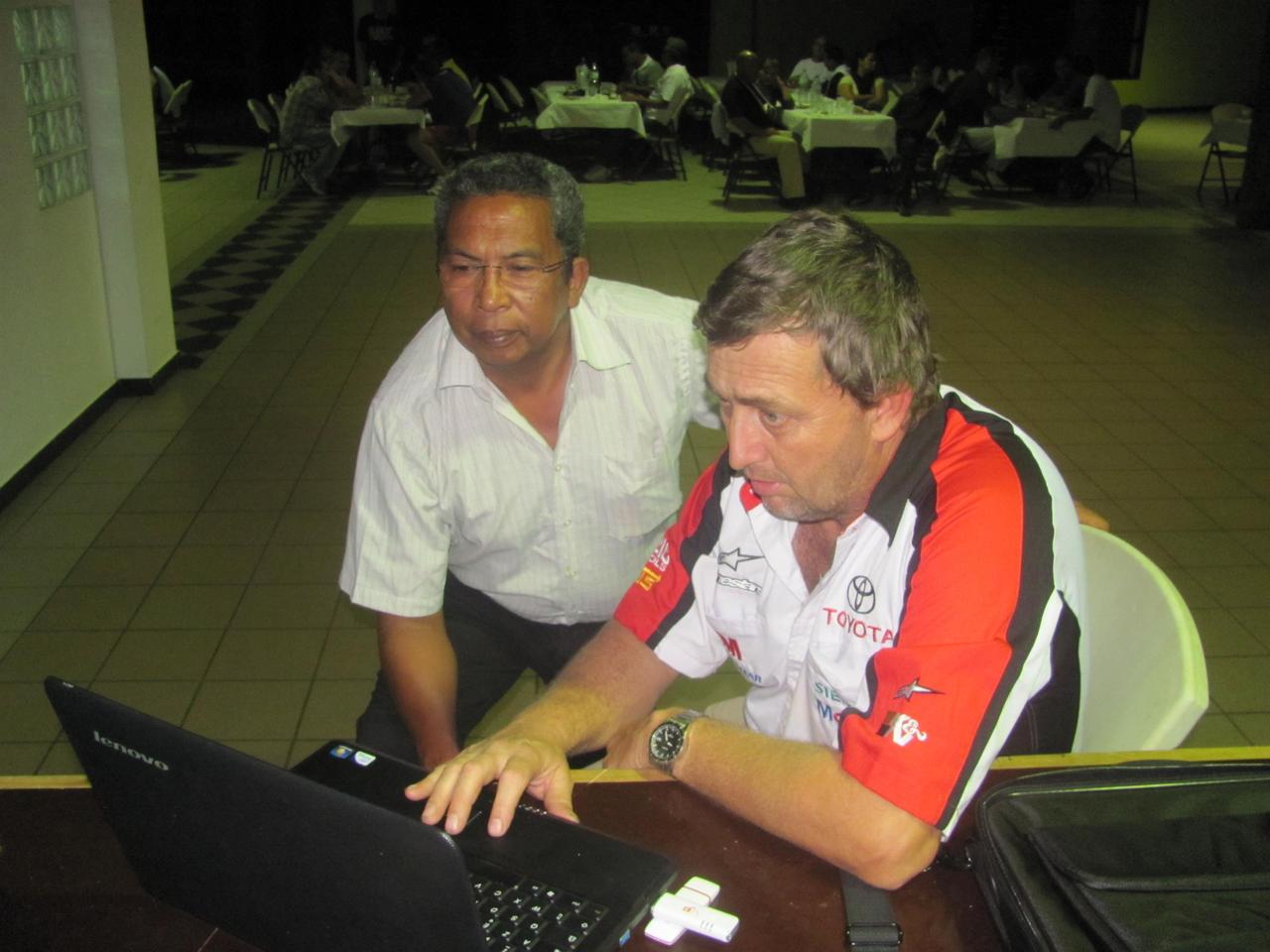Hervé prend des cours d'informatique Hervé prend des cours d'informatique