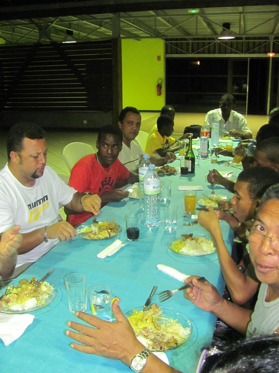 Repas convivial avec les invités Repas convivial avec les invités
