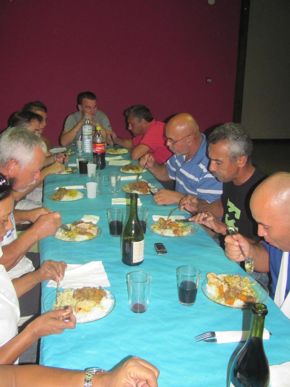 Repas convivial avec les invités Repas convivial avec les invités