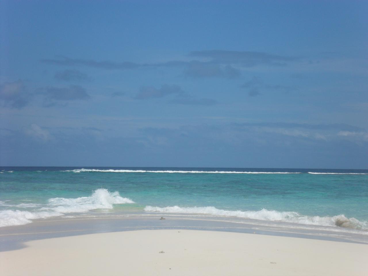 L'eau monte, dans 2 heures l'ilôt de sable sera submergé!