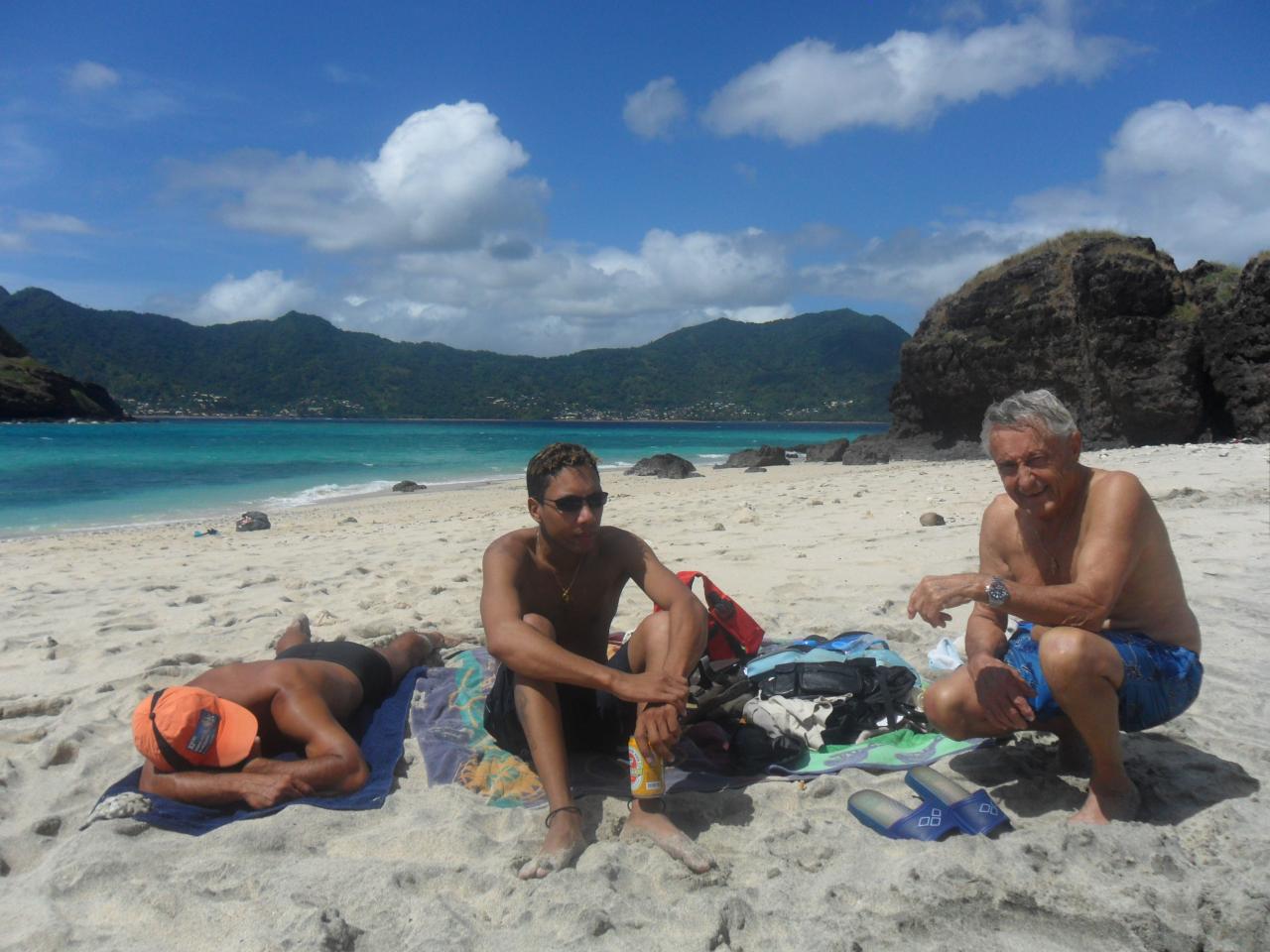Pause apéro: Mickaël et Henry, Paulo dort encore!! Pause apéro: Mickaël et Henry, Paulo dort encore!!