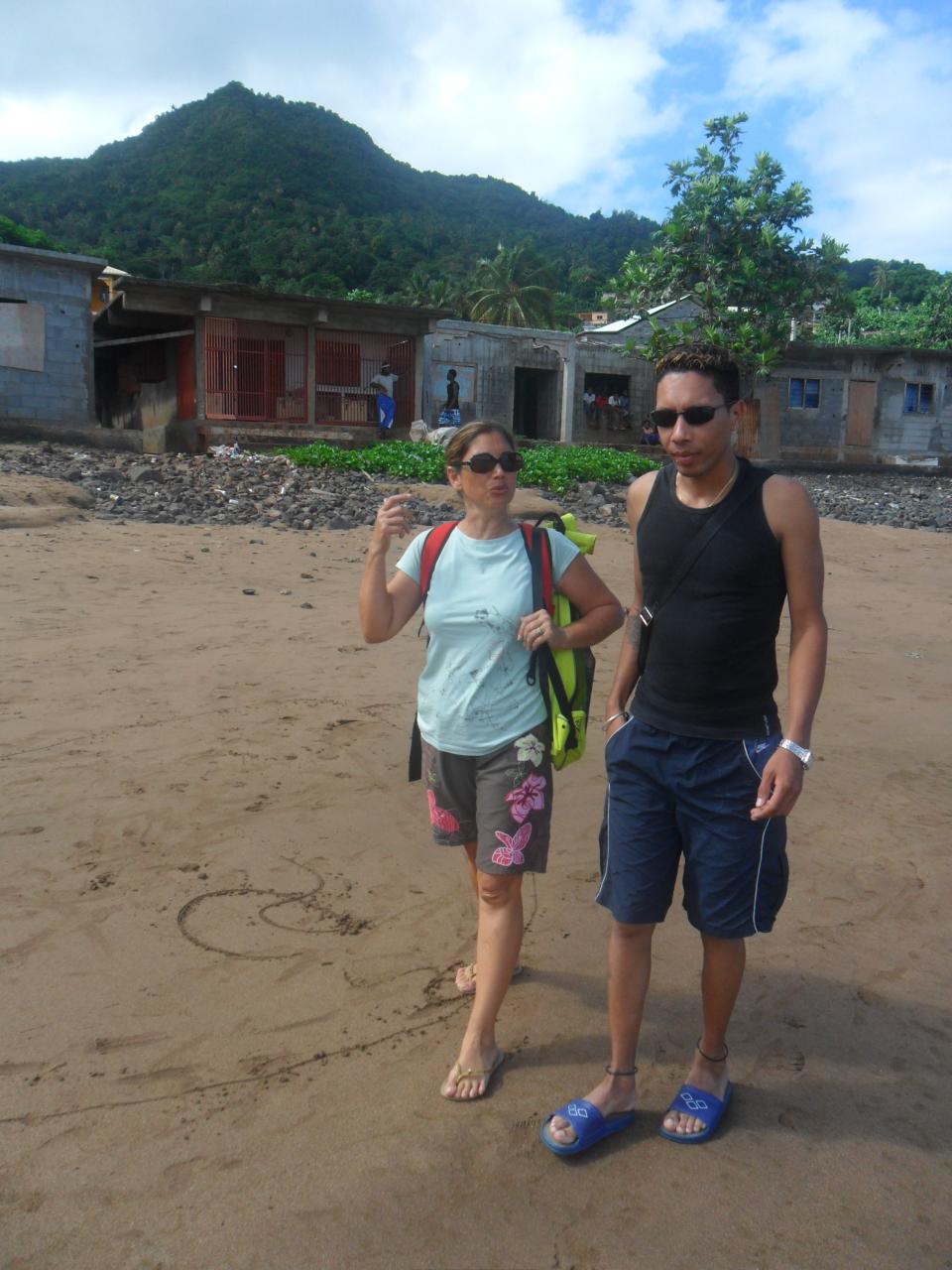 Discussion avant de prendre la barque. Thérèse et Mickaël Discussion avant de prendre la barque. Thérèse et Mickaël