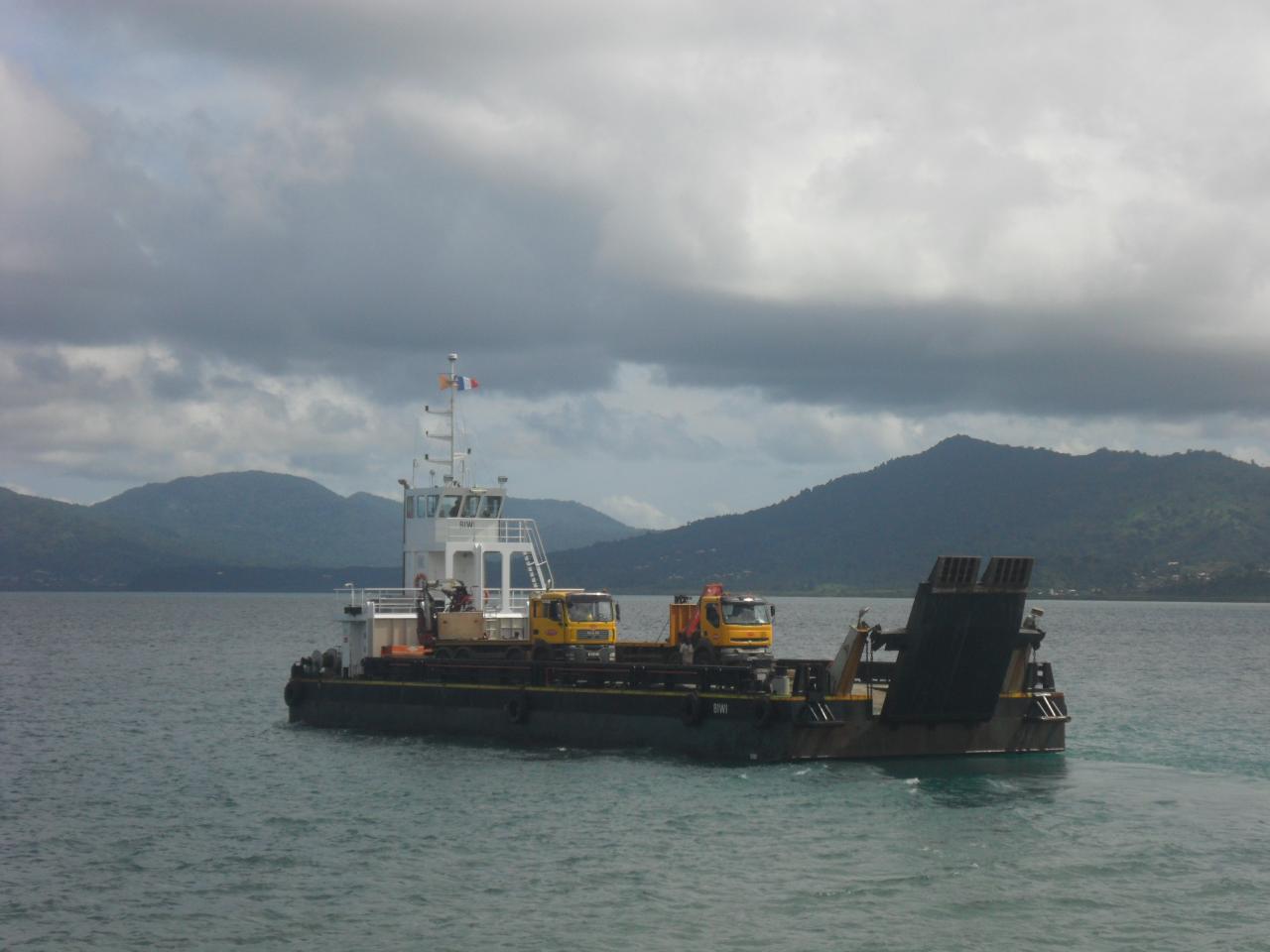 La barge arrive de la Grande Terre La barge arrive de la Grande Terre