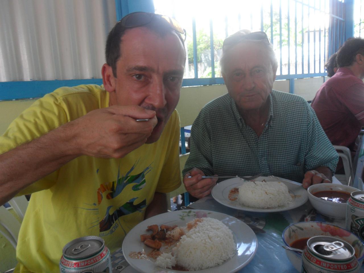 Christophe et Henry apprécient le calamar Christophe et Henry apprécient le calamar