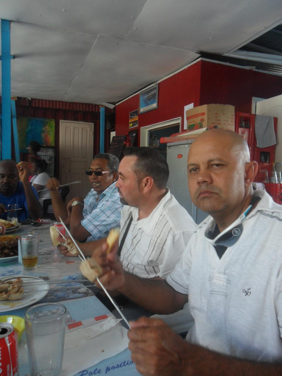 Bernard apprécie également le repas Bernard apprécie également le repas