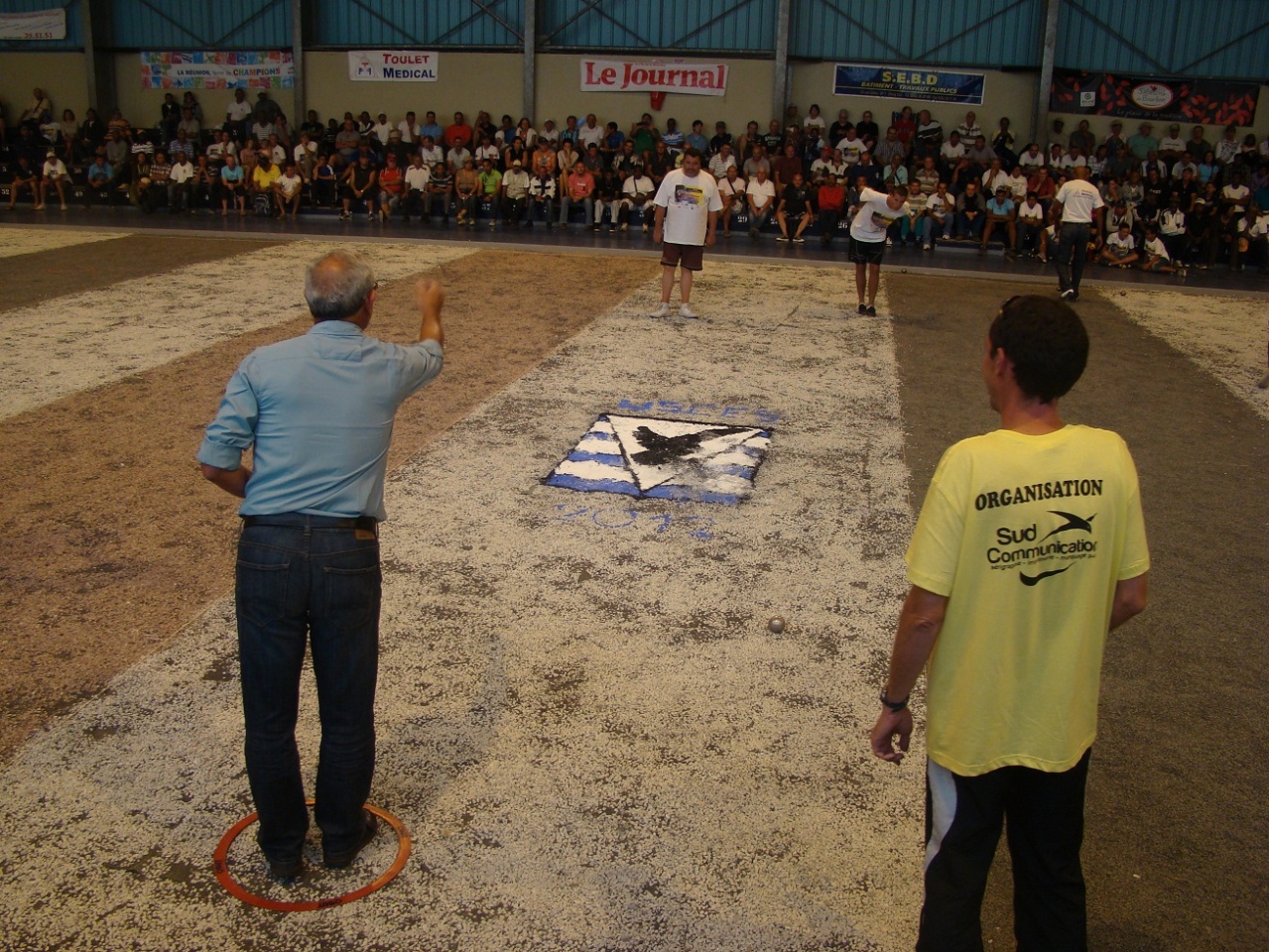 Jet du bouchon de la finale par M. Lacouture Maire de l'Etang-Salé Jet du bouchon de la finale par M. Lacouture Maire de l'Etang-Salé