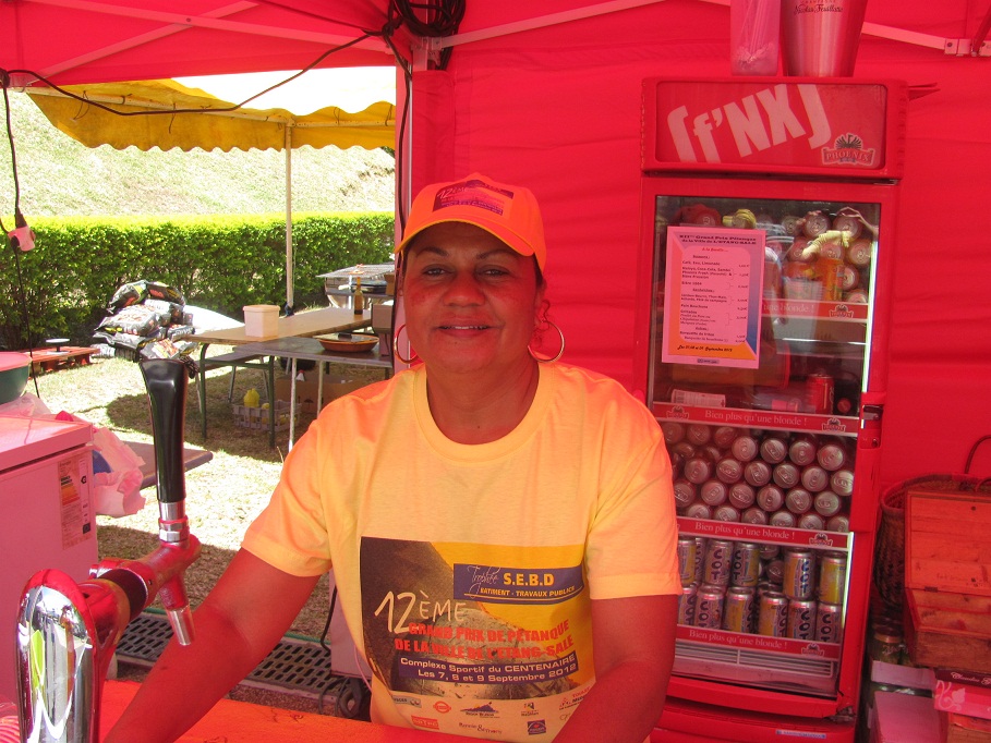 Azélie une serveuse agréable! que du bonheur Azélie une serveuse agréable! que du bonheur