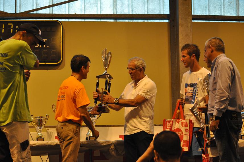 Remise du trophée officiel du Grand Prix à Monsieur le Maire.