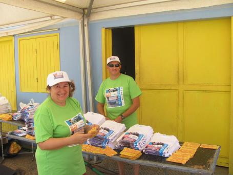 La famille Pioger à la distribution des tee-shirts