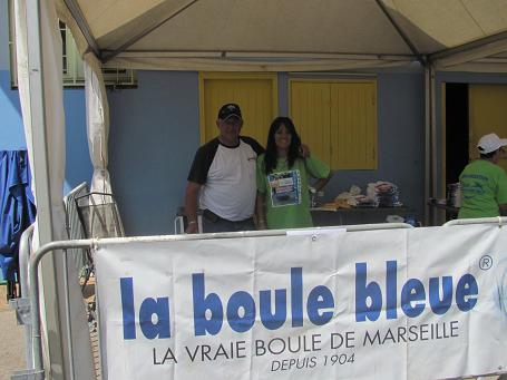 La boule bleue lé la! La boule bleue lé la!