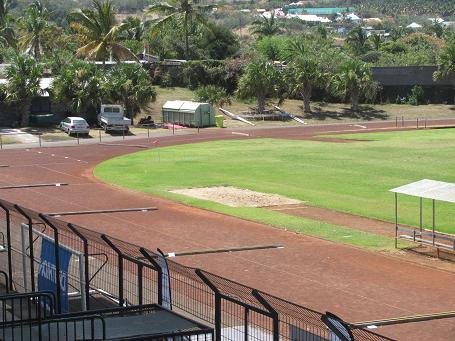 la piste d'athlétisme prête à recevoir les compétiteurs et compétitrices