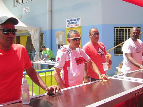 Les premiers clients à la buvette Les premiers clients à la buvette