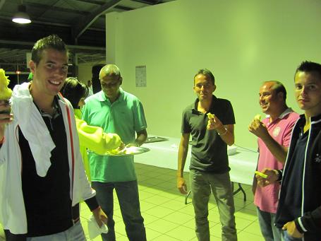 ils ont mangé tous les ananas! ils ont mangé tous les ananas!