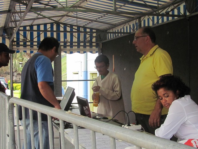 La table d'inscription s'organise La table d'inscription s'organise