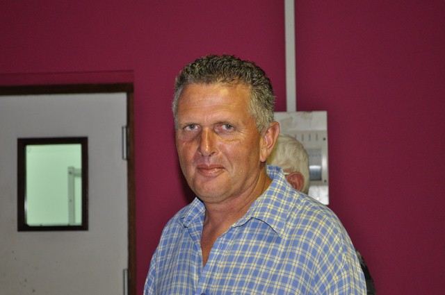 Petite annonce: je m'appelle Dédé, je joue à la pétanque et je cherche......! Petite annonce: je m'appelle Dédé, je joue à la pétanque et je cherche......!