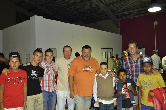 Les jeunes du club avec les champions Les jeunes du club avec les champions