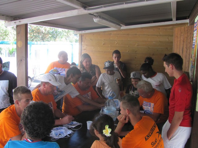 Séance dédicace, les jeunes sont ravis Séance dédicace, les jeunes sont ravis