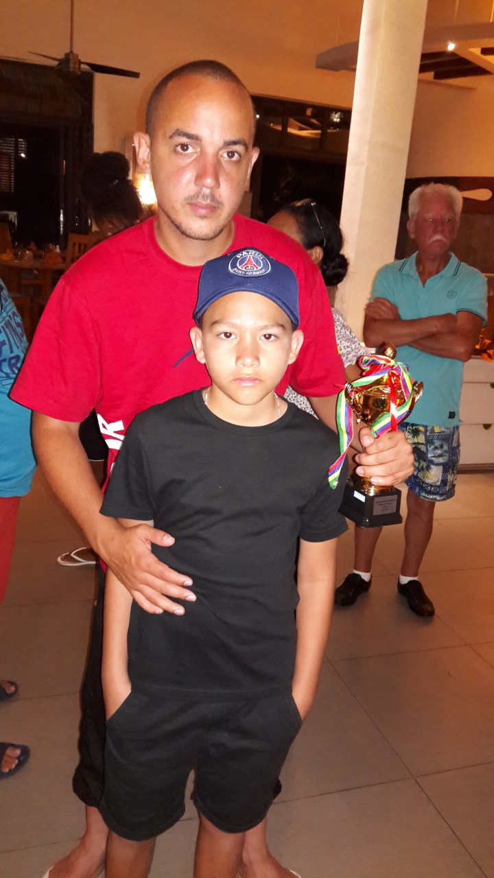 Louis et son trophée. Louis et son trophée.
