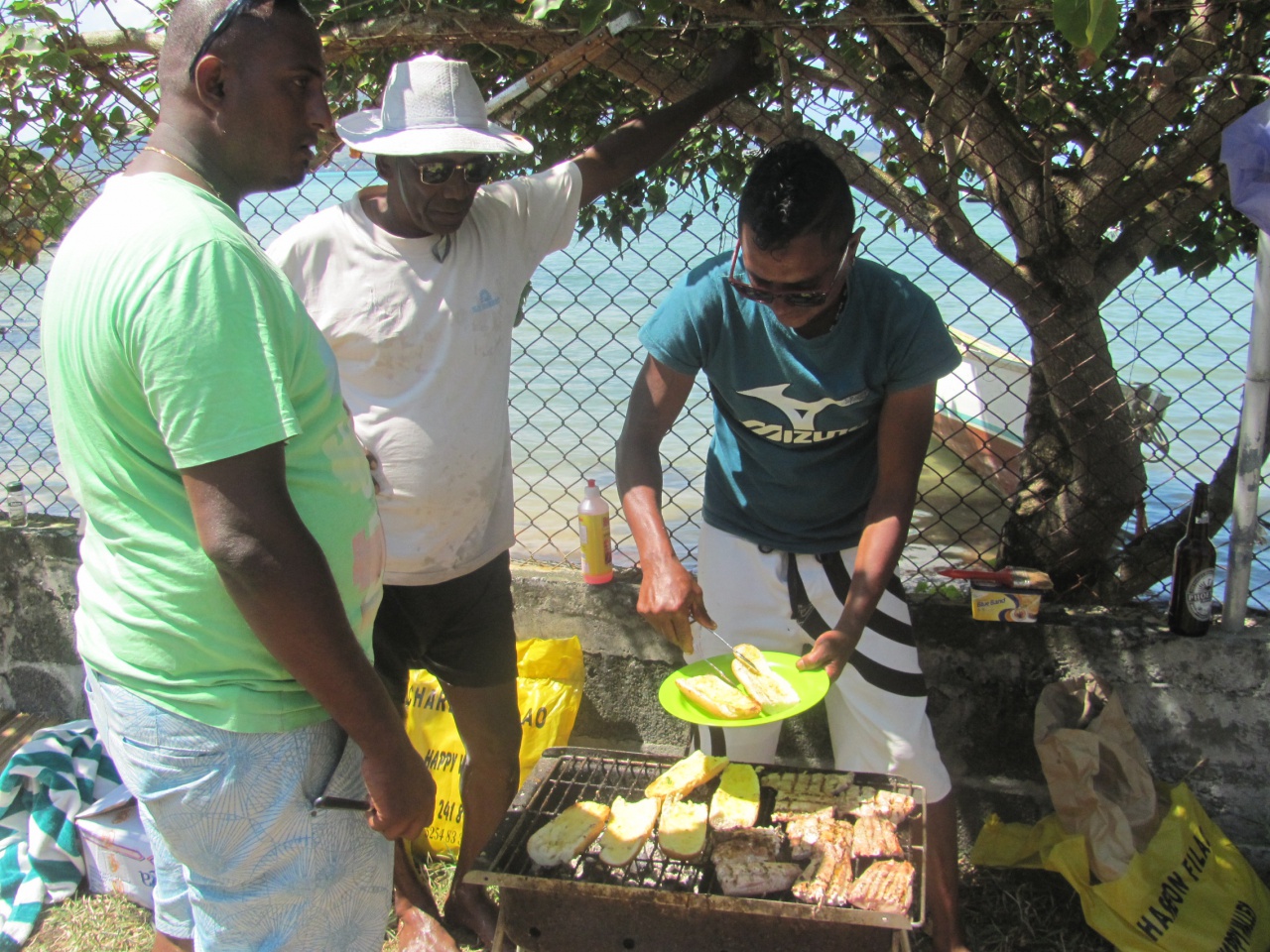 grillades: poulet, poisson, pain... grillades: poulet, poisson, pain...