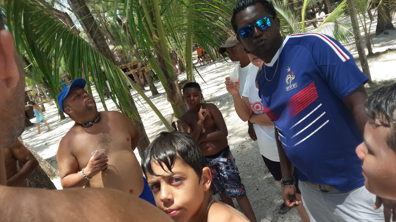 Un second apéro, toujours à l'île aux cerfs. Un second apéro, toujours à l'île aux cerfs.