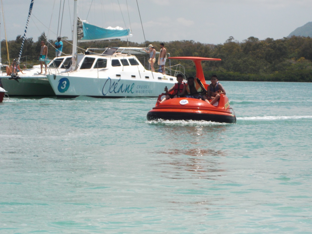 Les jeunes s'amusent. Les jeunes s'amusent.