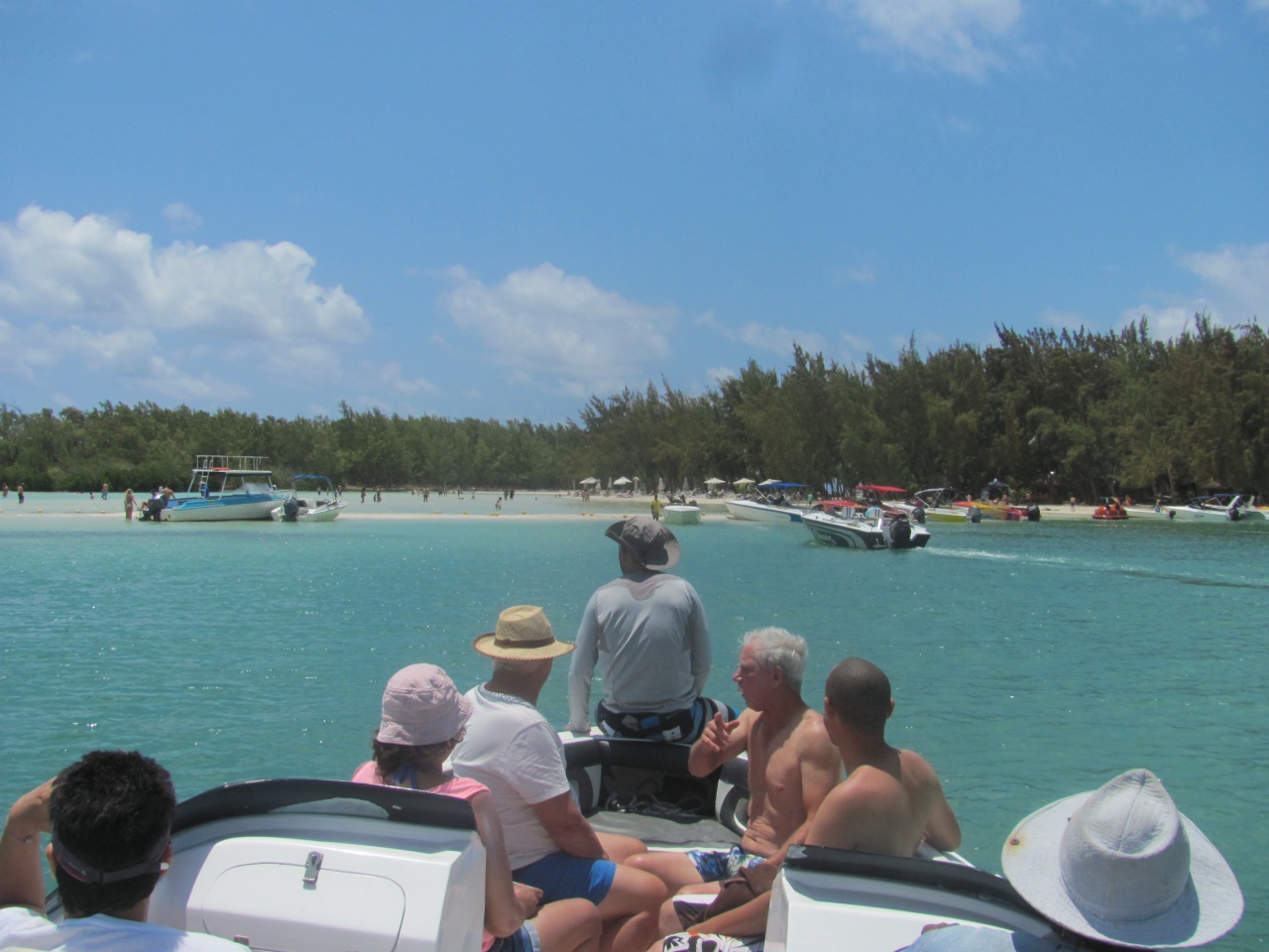 Arrivée à l'île aux cerfs. Arrivée à l'île aux cerfs.