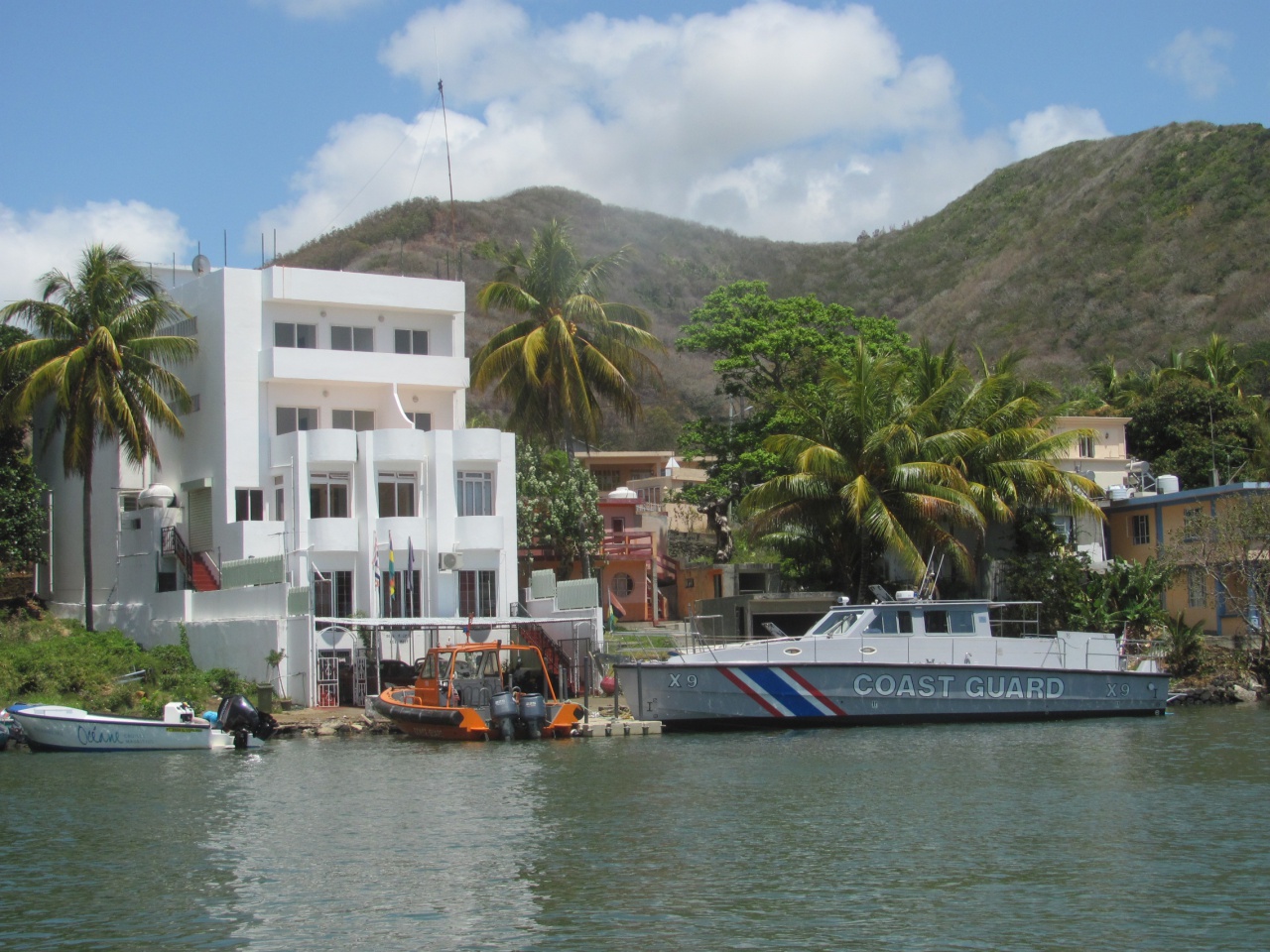 La police. Les bateaux vont moins vite. La police. Les bateaux vont moins vite.