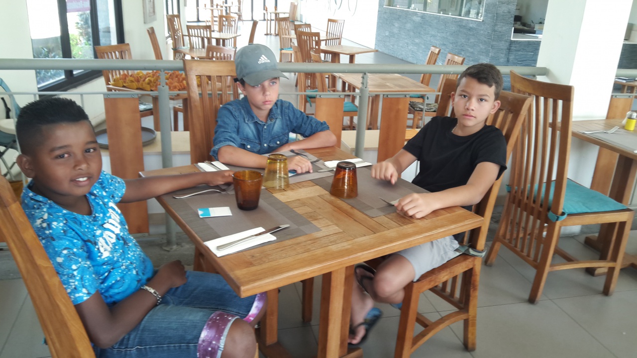 On sourit et on boude. On sourit et on boude.