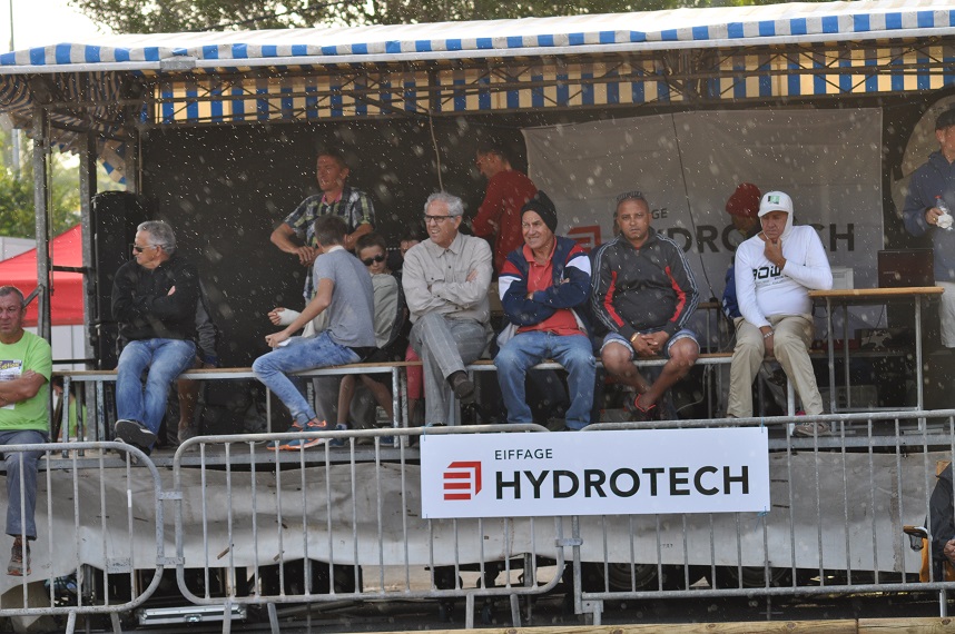 Le podium officiel et la pluie Le podium officiel et la pluie