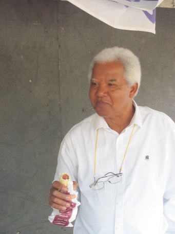 Marie Louise à la table d'inscription Marie Louise à la table d'inscription