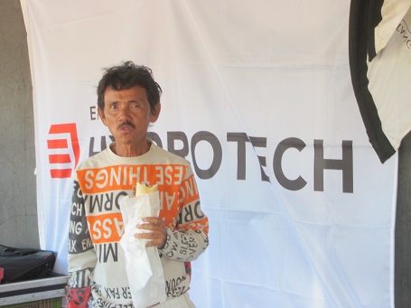 Thierry à la table d'inscription Thierry à la table d'inscription