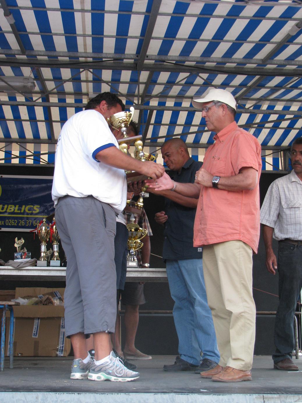 Remise du trophée par M. Lacouture maire de l'Etang Salé